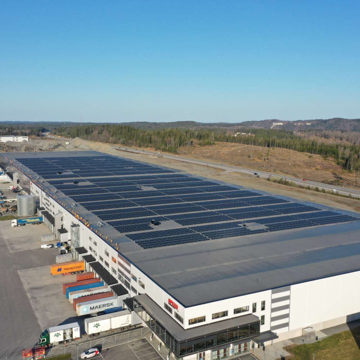 Solceller på stort tak. 5 megawatt i installerad effekt.